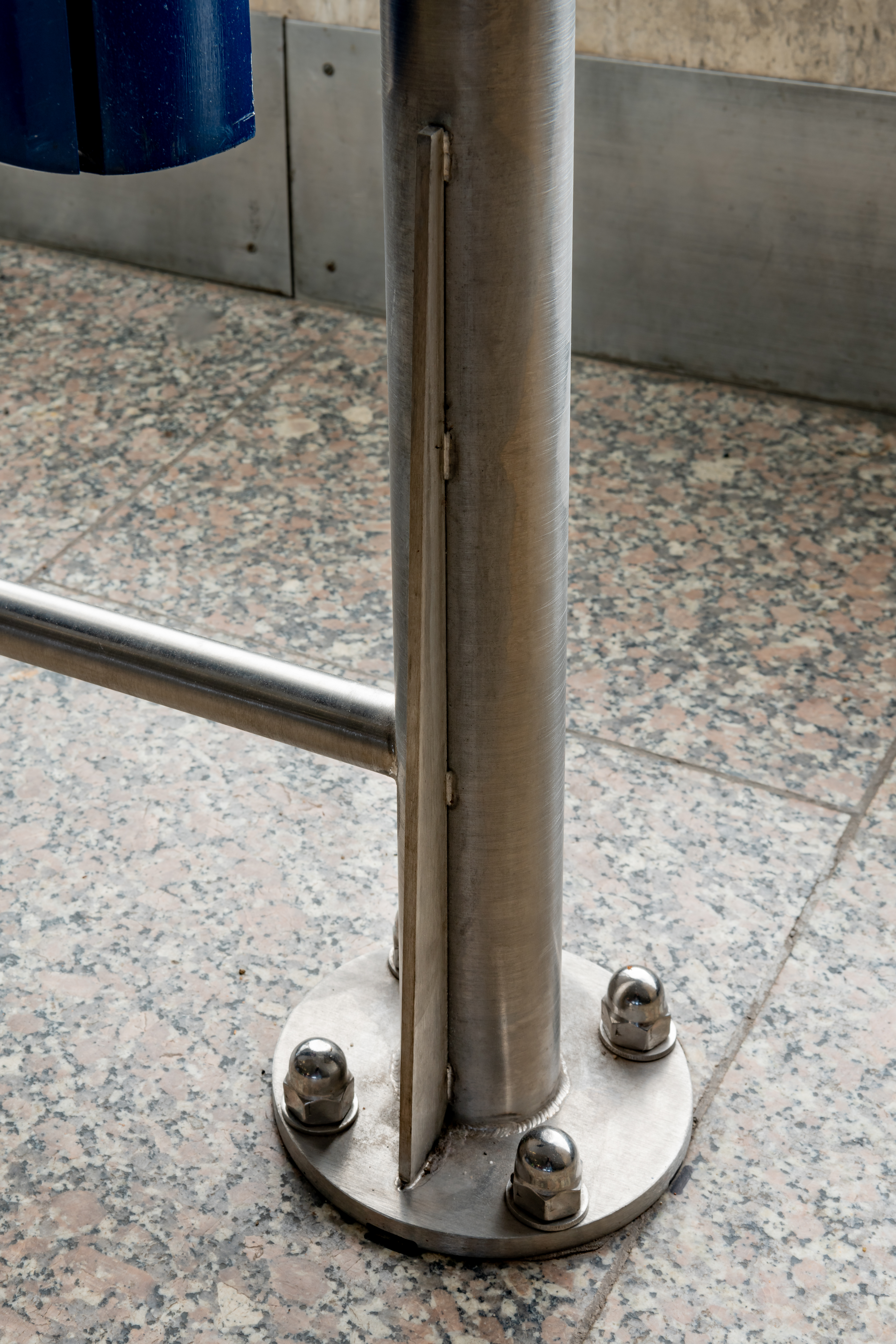 Speciální vystouplé nerezové šroubky na rámu billboardu