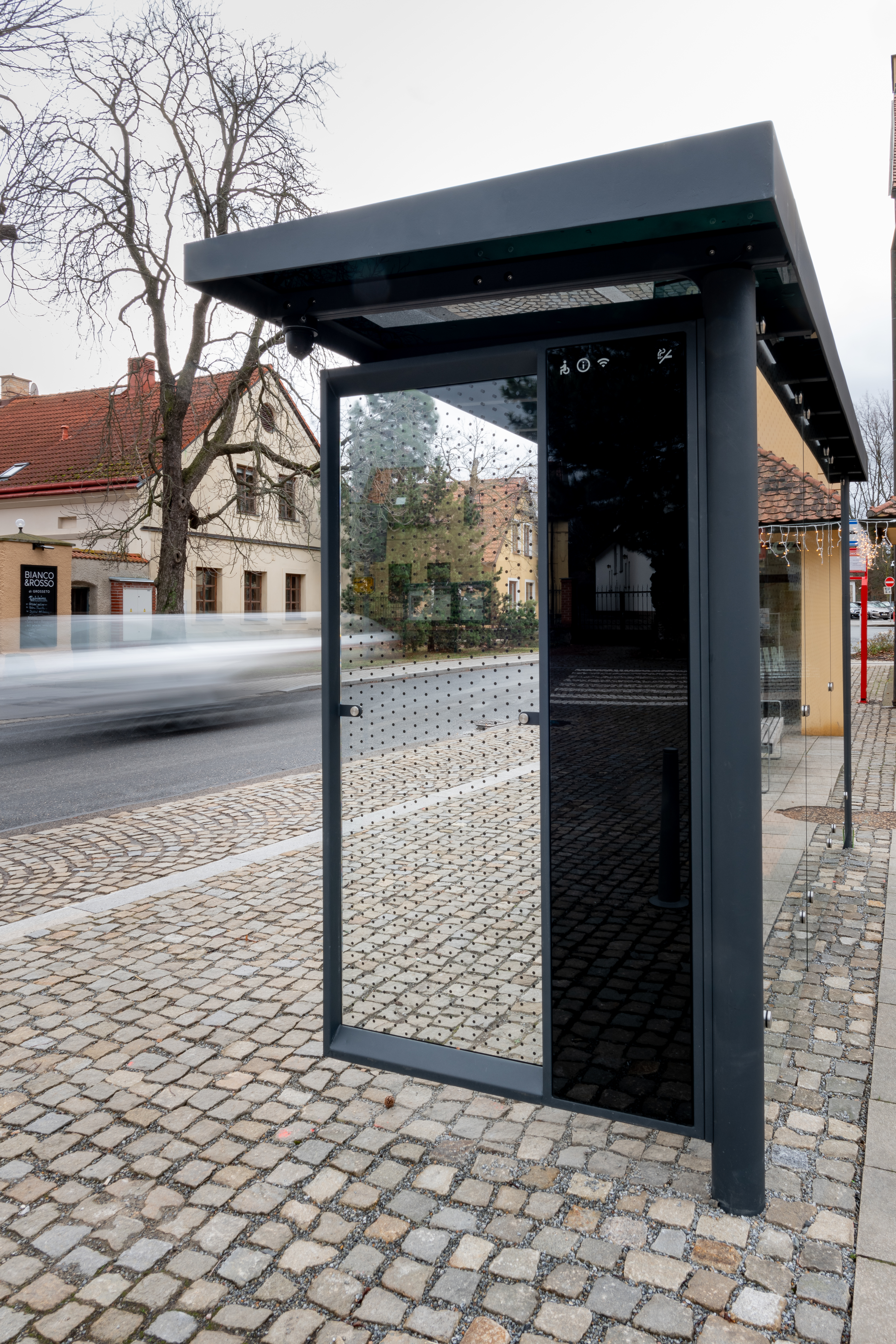 Moderní autobusová zastávka Průhonice